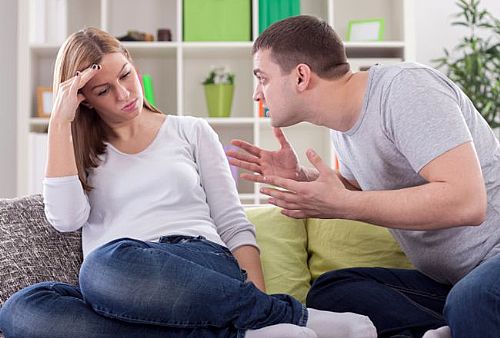 Seja em namoros ou em relacionamento mais sólidos como o casamento, os homens sempre comentem erros.Não dá para generalizar e dizer que os homens são todos iguais. Porém, existem erros que a maioria dos homens cometem, até sem perceber! É sobre estes erros que vamos falar neste artigo, veja: 1. Ter ciúmes demaisNão existem nada pior do que viver com alguém  que desconfia de você 24 horas! Por isso, esse é um dos principais erros que os homens cometem.Quando uma mulher sente que está sendo vigiada e que o parceiro está obsessivo, a primeira coisa que ela faz é se afastar. 